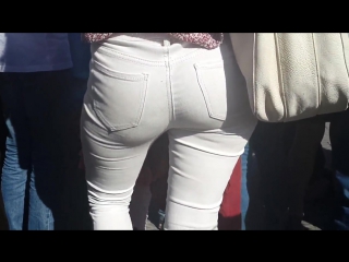 ass in white jeans in the crowd